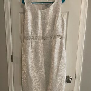 Kasper sleeveless dress with an embellished waist